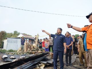 Wali Kota Parepare, Tasming Hamid Didampingi oleh Sejumlah Unsur Mengunjungi Lokasi Kebakaran. [Foto: Ist]