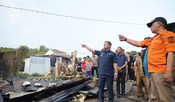 Wali Kota Parepare, Tasming Hamid Didampingi oleh Sejumlah Unsur Mengunjungi Lokasi Kebakaran. [Foto: Ist]