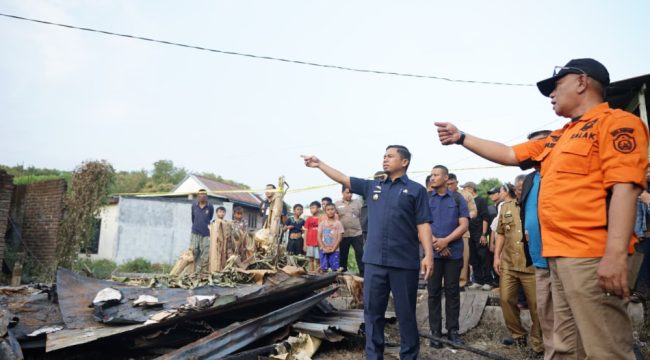 Wali Kota Parepare, Tasming Hamid Didampingi oleh Sejumlah Unsur Mengunjungi Lokasi Kebakaran. [Foto: Ist]