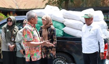 Bantuan Benih Padi diserahkan secara simbolis oleh Muhammad Thamrin kepada Sekretaris Daerah Bulukumba, Muh Ali Saleng. [Foto: Ist]