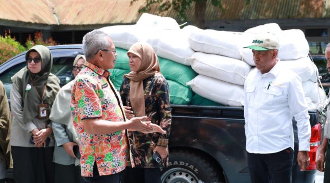 Bantuan Benih Padi diserahkan secara simbolis oleh Muhammad Thamrin kepada Sekretaris Daerah Bulukumba, Muh Ali Saleng. [Foto: Ist]