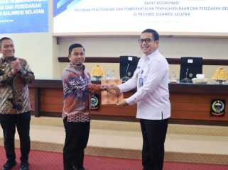 Wali Kota Parepare, Tasming Hamid Tasming Hamid Menerima SK Penetapan P4GN. [Foto: Ist]