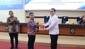 Wali Kota Parepare, Tasming Hamid Tasming Hamid Menerima SK Penetapan P4GN. [Foto: Ist]