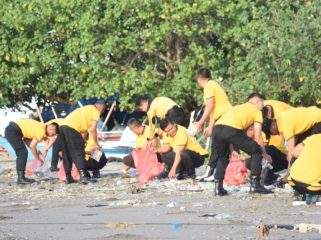 Personel Polres Bulukumba Laksanakan Jumat Bersih di Pantai Merpati. [Foto: Ist]