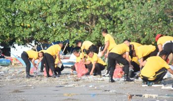 Personel Polres Bulukumba Laksanakan Jumat Bersih di Pantai Merpati. [Foto: Ist]