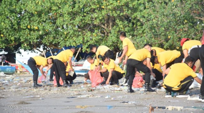 Personel Polres Bulukumba Laksanakan Jumat Bersih di Pantai Merpati. [Foto: Ist]