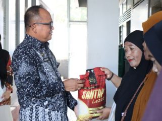 Kalapas Bulukumba, Mansur Serahkan Bantuan Sembako ke Keluarga Warga Binaan. [Foto: Ist]