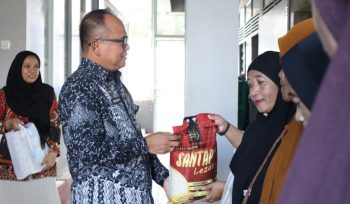 Kalapas Bulukumba, Mansur Serahkan Bantuan Sembako ke Keluarga Warga Binaan. [Foto: Ist]