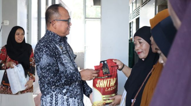 Kalapas Bulukumba, Mansur Serahkan Bantuan Sembako ke Keluarga Warga Binaan. [Foto: Ist]