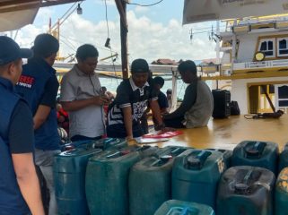 Personel Satreskrim Polres Sinjai Turun Langsung Periksa Kapal Nelayan. [Foto: Ist]