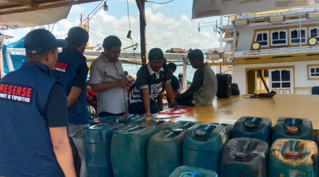 Personel Satreskrim Polres Sinjai Turun Langsung Periksa Kapal Nelayan. [Foto: Ist]