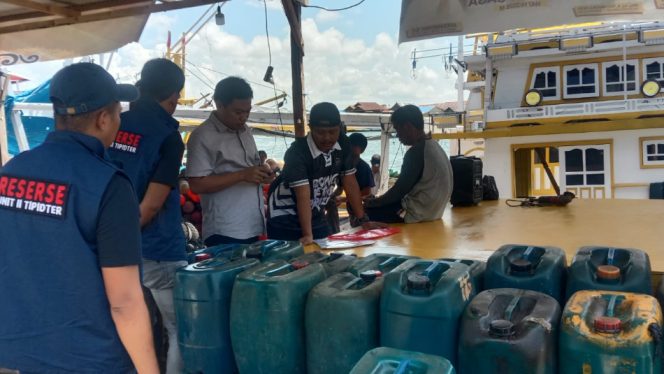 					Personel Satreskrim Polres Sinjai Turun Langsung Periksa Kapal Nelayan. [Foto: Ist]