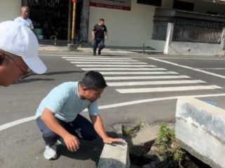 Wali Kota Parepare, Tasming Hamid Tinjau Langsung Titik Drainase yang Tersumbat. [Foto: Ist]