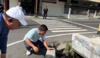 Wali Kota Parepare, Tasming Hamid Tinjau Langsung Titik Drainase yang Tersumbat. [Foto: Ist]