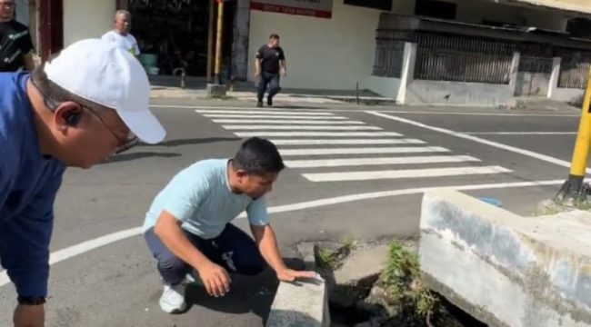 Wali Kota Parepare, Tasming Hamid Tinjau Langsung Titik Drainase yang Tersumbat. [Foto: Ist]