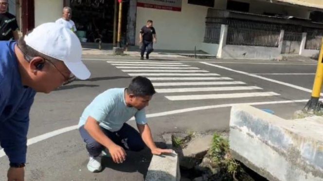 					Wali Kota Parepare, Tasming Hamid Tinjau Langsung Titik Drainase yang Tersumbat. [Foto: Ist]
