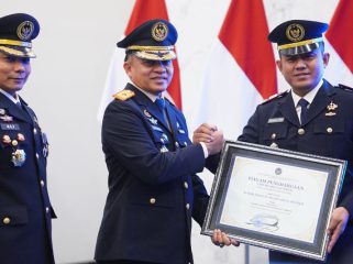 Karutan Sinjai, Darman Syah Menerima Penghargaan prestisius dalam acara tasyakuran di Kantor Wilayah Direktorat Jenderal Pemasyarakatan Sulawesi Selatan. [Foto: Ist]