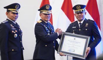Karutan Sinjai, Darman Syah Menerima Penghargaan prestisius dalam acara tasyakuran di Kantor Wilayah Direktorat Jenderal Pemasyarakatan Sulawesi Selatan. [Foto: Ist]