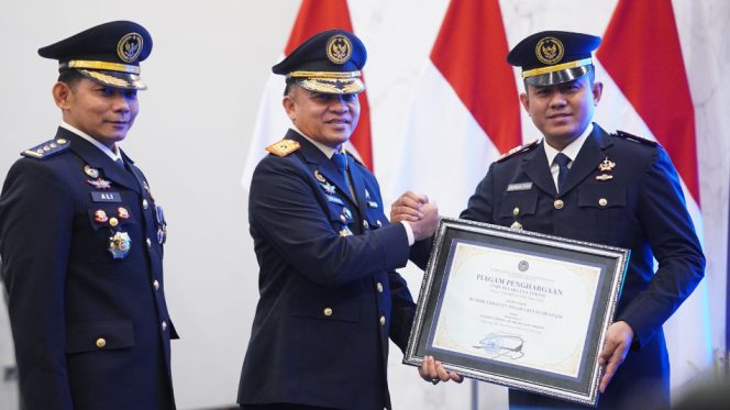 					Karutan Sinjai, Darman Syah Menerima Penghargaan prestisius dalam acara tasyakuran di Kantor Wilayah Direktorat Jenderal Pemasyarakatan Sulawesi Selatan. [Foto: Ist]