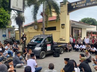Kapolres Bulukumba, AKBP Restu Wijayanto Duduk di Aspal sambil Berdialog dengan Massa Aksi. [ Foto: Ist]
