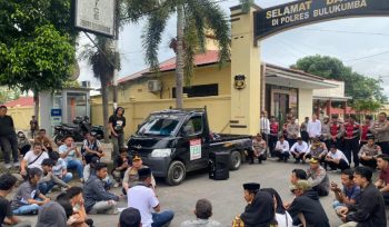 Kapolres Bulukumba, AKBP Restu Wijayanto Duduk di Aspal sambil Berdialog dengan Massa Aksi. [ Foto: Ist]