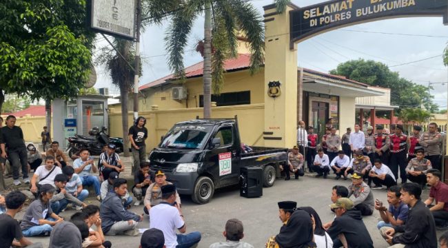 Kapolres Bulukumba, AKBP Restu Wijayanto Duduk di Aspal sambil Berdialog dengan Massa Aksi. [ Foto: Ist]