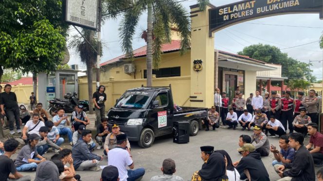 					Kapolres Bulukumba, AKBP Restu Wijayanto Duduk di Aspal sambil Berdialog dengan Massa Aksi. [ Foto: Ist]