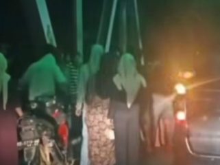 Penampakan Seorang Remaja Perempuan Mencoba Bunuh Diri Diselamatkan oleh Warga. [Foto: Tangkapan Layar/ Netizen]