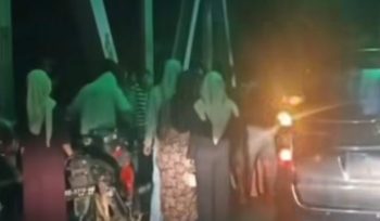 Penampakan Seorang Remaja Perempuan Mencoba Bunuh Diri Diselamatkan oleh Warga. [Foto: Tangkapan Layar/ Netizen]