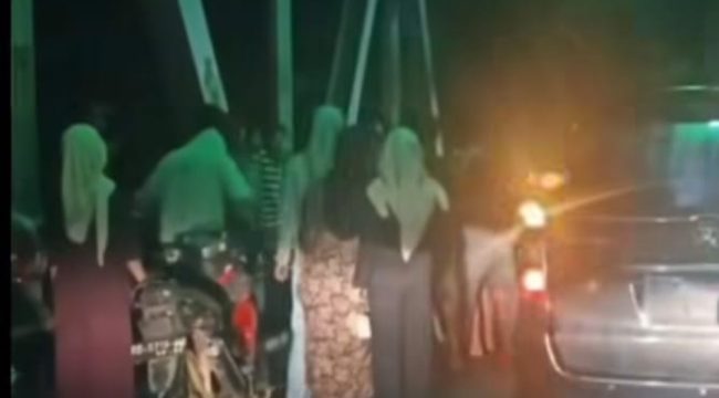 Penampakan Seorang Remaja Perempuan Mencoba Bunuh Diri Diselamatkan oleh Warga. [Foto: Tangkapan Layar/ Netizen]