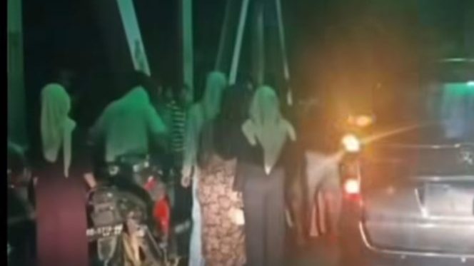 					Penampakan Seorang Remaja Perempuan Mencoba Bunuh Diri Diselamatkan oleh Warga. [Foto: Tangkapan Layar/ Netizen]