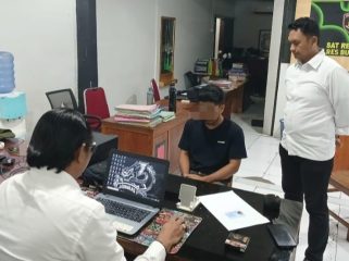 Terduga Pelaku AH Saat Menjalani Pemeriksaan di Ruang Penyidik Satreskrim Polres Bulukumba. [Foto: Ist]