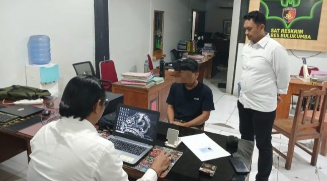 Terduga Pelaku AH Saat Menjalani Pemeriksaan di Ruang Penyidik Satreskrim Polres Bulukumba. [Foto: Ist]