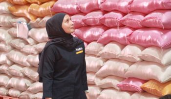 Kepala Cabang Bulog Parepare, Rahmi Mangerang Melakukan Pengecekan Stok. [Foto: Berita.News/ Wahyu AS]