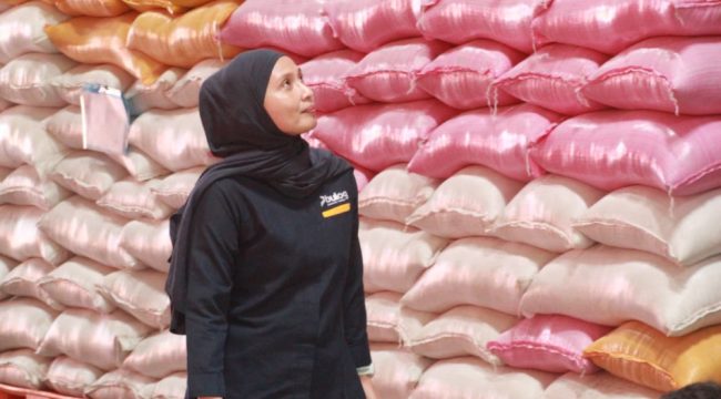 Kepala Cabang Bulog Parepare, Rahmi Mangerang Melakukan Pengecekan Stok. [Foto: Berita.News/ Wahyu AS]