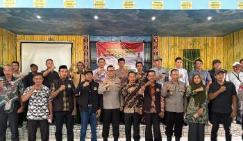 FKPM Abbulo Sibatang Kecamatan Tellulimpoe Dikukuhkan Kapolres Sinjai. [Foto: Ist]