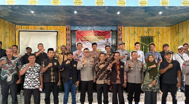 FKPM Abbulo Sibatang Kecamatan Tellulimpoe Dikukuhkan Kapolres Sinjai. [Foto: Ist]