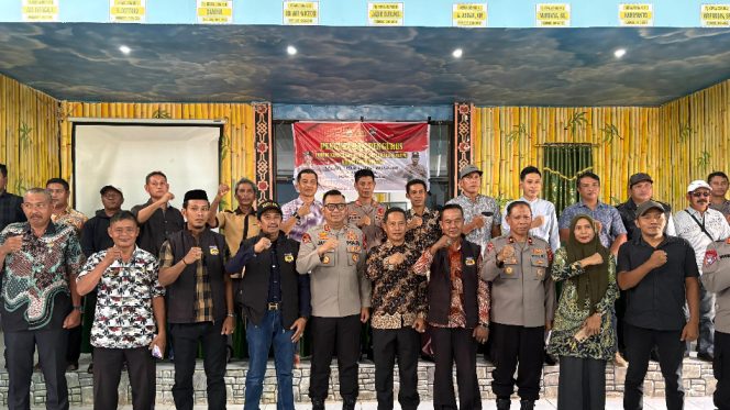 					FKPM Abbulo Sibatang Kecamatan Tellulimpoe Dikukuhkan Kapolres Sinjai. [Foto: Ist]