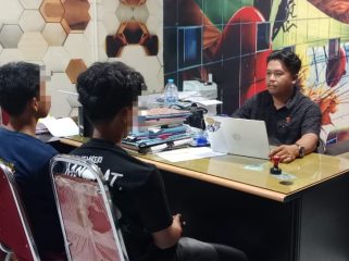 Kedua Terduga Pelaku Saat Menjalani Pemeriksaan di Ruang Penyidik Satreskrim Polres Bulukumba. [Foto: Ist]