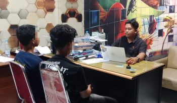 Kedua Terduga Pelaku Saat Menjalani Pemeriksaan di Ruang Penyidik Satreskrim Polres Bulukumba. [Foto: Ist]