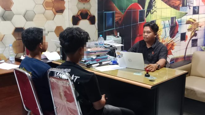 					Kedua Terduga Pelaku Saat Menjalani Pemeriksaan di Ruang Penyidik Satreskrim Polres Bulukumba. [Foto: Ist]