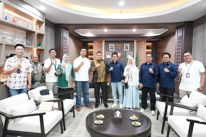 					Telkomsel temui Wali Kota Makassar Munafri Arifuddin di ruang kerjanya (dok)