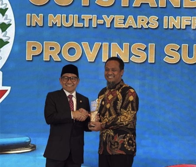 					Menko Pemberdayaan Masyarakat RI Muhaimin Iskandar saat menyerahkan Award kepada Gubernur Sulsel Andi Sudirman (dok.)