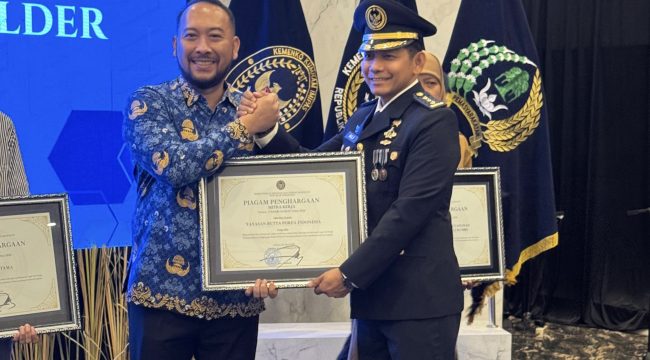 Yayasan Butta Porea Indonesia menerima penghargaan sebagai mitra kerja saat peringatan Hari Bakti Pemasyarakatan ke-62 (dok.)