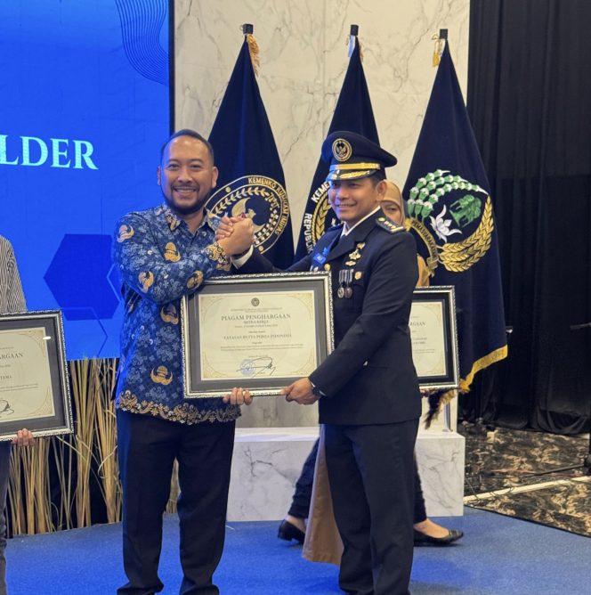 					Yayasan Butta Porea Indonesia menerima penghargaan sebagai mitra kerja saat peringatan Hari Bakti Pemasyarakatan ke-62 (dok.)