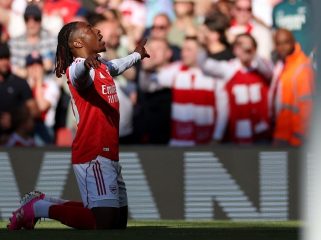 Selebrasi Eberechi Eze usai mencetak gol di laga Arsenal vs Newcastle, Sabtu (25/4/2026) (c) AP Photo/Ian Walton