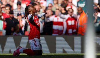 Selebrasi Eberechi Eze usai mencetak gol di laga Arsenal vs Newcastle, Sabtu (25/4/2026) (c) AP Photo/Ian Walton