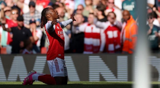 Selebrasi Eberechi Eze usai mencetak gol di laga Arsenal vs Newcastle, Sabtu (25/4/2026) (c) AP Photo/Ian Walton