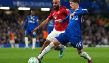 Alejandro Garnacho dan Bryan Mbeumo berebut bola dalam laga Liga Inggris antara Chelsea vs Manchester United di Stamford Bridge, 19 April 2026 (c) AP Photo/Kirsty Wigglesworth