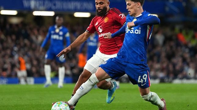 Alejandro Garnacho dan Bryan Mbeumo berebut bola dalam laga Liga Inggris antara Chelsea vs Manchester United di Stamford Bridge, 19 April 2026 (c) AP Photo/Kirsty Wigglesworth
